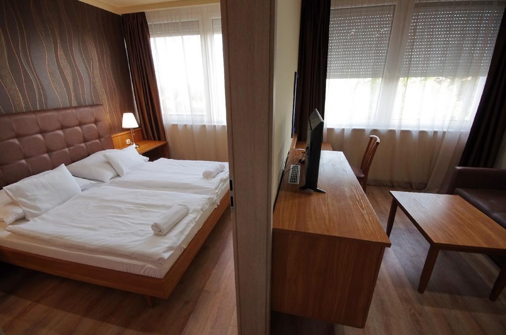 Aqua Hotel Gyula Esterno foto